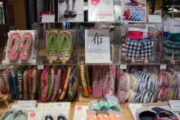 <p>Atau Sandal Tidur Yang Cantik dan Nyaman</p>