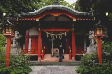 <p>Praying at Kumano Shrine&nbsp;</p>