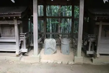 <p>And a pair large enough to have their own devoted monument</p>