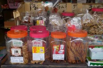 <p>Ikan cuttle kering yang diasinkan di dalam toples</p>