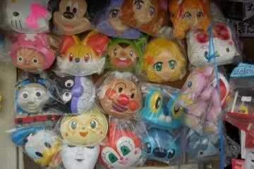 <p>Topeng-topeng dijual pada saat festival</p>