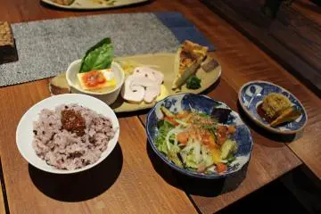 <p>The rice, salad, croquet, quiche, chicken and tofu</p>