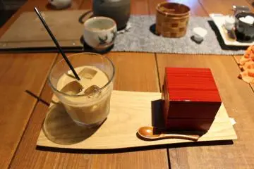 <p>Coffee and the dessert box</p>
