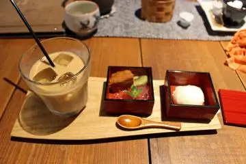 <p>There's enough room on the tray to lay out the dessert box's main pieces</p>