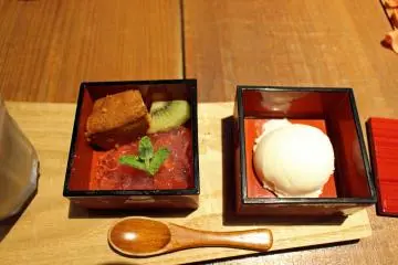 <p>Dessert: vanilla ice cream, white cake, a kiwi slice and watermelon jelly</p>