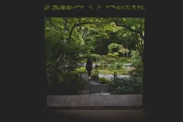 <p>Keluar kuil masuk ke taman</p>