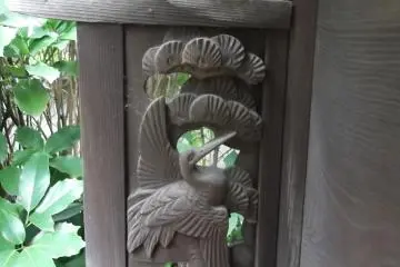 There's a lot of detail on the side shrines, down to the carved panels like this