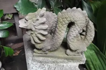 A small guardian dragon