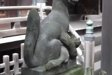 A relatively normal guardian dog statue