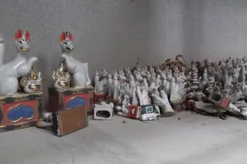 <p>Miniature komainu abandoned under the main hall</p>