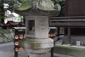 <p>Even the lanterns are home to little dogs</p>