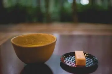 <p>Matcha tea with a sweet</p>
