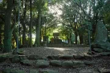 <p>Kanari Shrine is near the peak and the panoramic viewing area</p>