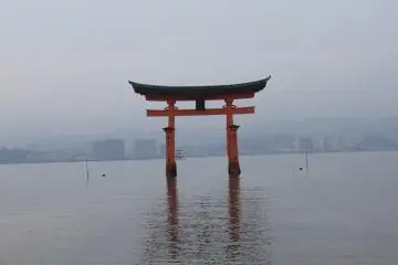 <p>เสา Otorii มุมมองจากศาลเจ้า</p>