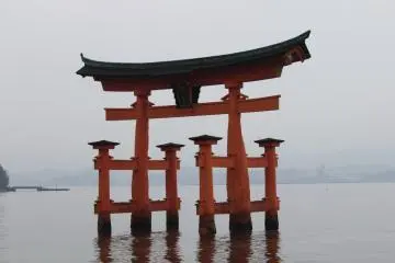 <p>เสา Otorii สีแดงกลางน้ำหนักกว่า 60 ตัน</p>