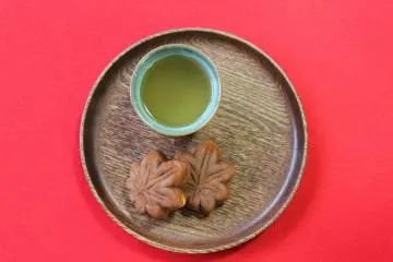 <p>ขนมโมมิจิแมนจูพร้อมชาเขียวร้อนๆ</p>