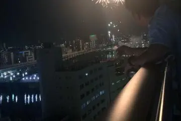 <p>Kembang Api Sumida menerangi bangunan-bangunan di bawahnya di bulan Juli</p>