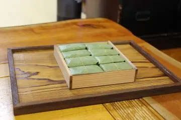 <p>A box of kakinohazushi</p>