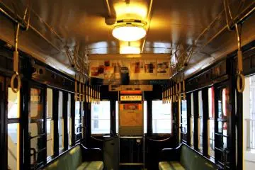 <p>Interior salah satu tram yang ada di museum</p>