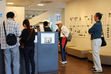 <p>Pertama kali masuk museum, kalian akan memasuki ruangan ini. Ada sejarah berupa timeline tram Yokohama namun hanya dalam Bahasa Jepang.</p>