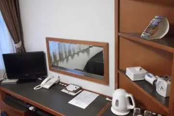 <p>Mon bureau et t&eacute;l&eacute;vision.</p>