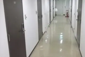 <p>Un des couloirs o&ugrave; se trouvent les chambres.</p>