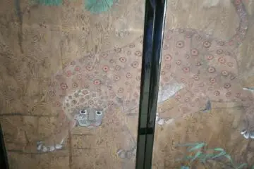 In the Shogun's reception room there is a picture of a big cat with no ears, symbolizing that whatever is heard in the room will stay in the room.