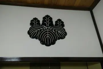 Due to their links with the Shogun the temple were allowed to display their crest.