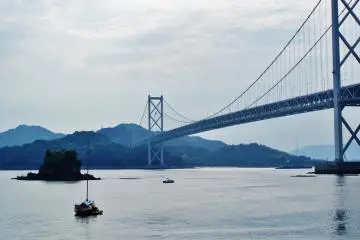 <p>Pont, mer, bateaux et v&eacute;g&eacute;tation &nbsp;</p>