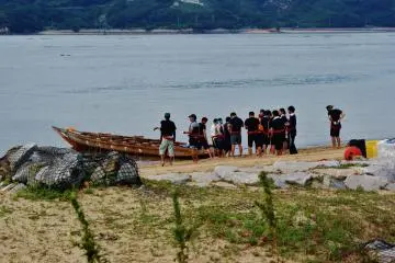 <p>Un groupe de lyc&eacute;en se pr&eacute;pare avant de monter dans le bateau</p>