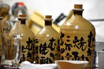Botol-botol mugi shochu (shochu jelai)