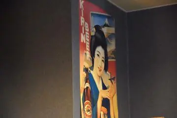 Poster retro menghiasi dinding