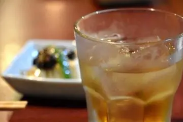 Ume-shu manis (sake plam) terlihat enak dengan oden yang asin