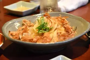 Potongan lobak dengan salad katsuobashi (serutan bonito kering)