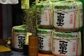 Tumpukan tong sake pada pintu masuk 
