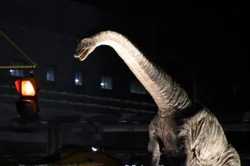 Tampilan lebih dekat dari salah satu dinosaurus