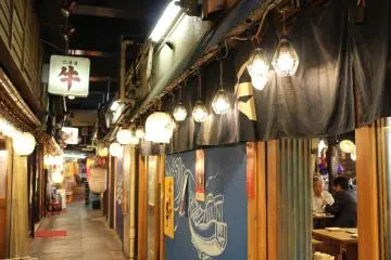 Line of izakayas at Yurakucho Sanchoku Inshokugai (Photo: <a href="http://en.japantravel.com/photos/hidden-izakaya-street" target="_blank" rel="noreferrer noopener nofollow">Yannick Vairon</a>)