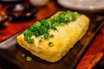 Tamagoyaki with cheese and baby prawns (Photo: <a href="http://en.japantravel.com/photos/marukyu-shoten" target="_blank" rel="noreferrer noopener nofollow">Chris Barnes</a>)
