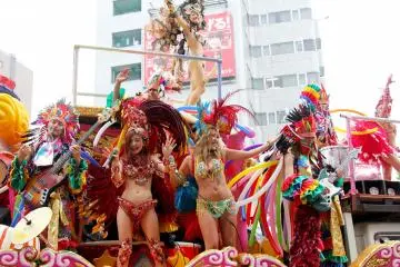 The floats have many different levels and also have people singing or playing musical instruments on them.&nbsp;