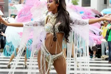 There were numerous shapely and experienced samba dancers at the parade.&nbsp;
