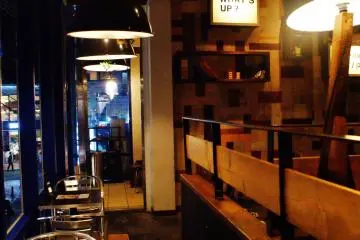 <p>Des tables sont dispos&eacute;es pr&egrave;s des fen&ecirc;tres</p>