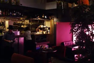 <p>Le bar au premier &eacute;tage</p>