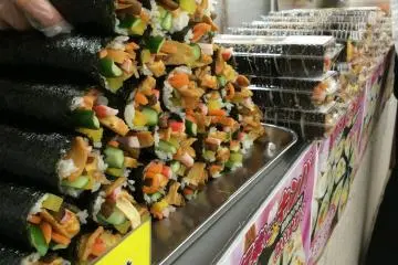 Sushi al estilo coreano es una comida callejera popular
