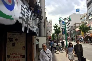 Carteles en coreano en lugar de japonés te hace sentir como si estuvieras realmente en Corea