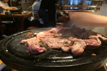 Cocina tu carne en una mesa de estilo barbacoa coreana
