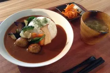 <p>Sumptuous seasonal vegetables are the star in this curry rice set meal.</p>
