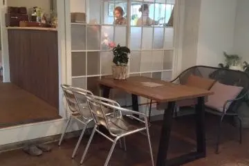 <p>Casual seating makes for a relaxing time with friends and family.&nbsp;</p>