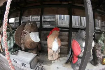 <p>Decorative figures outside some of the houses, including many strange creatures called "Tanuki" which you can still see in modern Japan.&nbsp;</p>