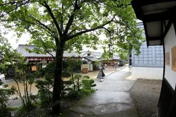 <p>A view of the village. Many people walking around in clothes of the old times, some of them work for the company, but some are just tourists which choose to dress up as an Edo era character.&nbsp;</p>