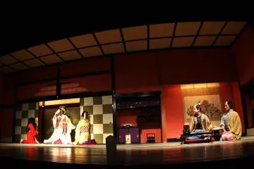 <p>Make sure you don't miss the geisha show, which is both entertaining and funny, including using a foreigner to play the part of the lord.&nbsp;</p>
